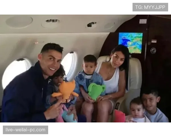 C罗穿睡衣坐私人飞机，那画面怎么感觉和我周末窝家一样惨烈？