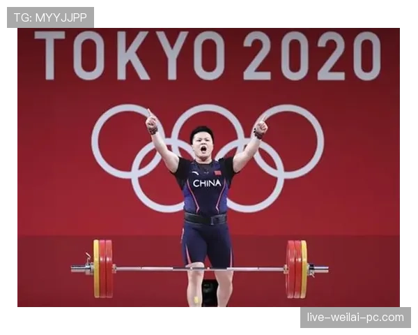 汪周雨手拎的那个包比我几个月工资还贵，刷到图我只想问这是谁的生活啊